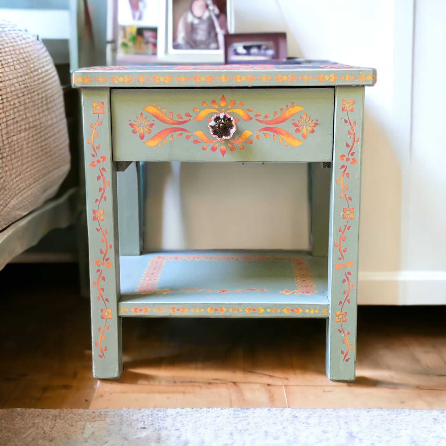 Vintage κομοδίνο με Boho διακόσμηση - Chalk Of The Townr® Creations - Chalk Of The Town®