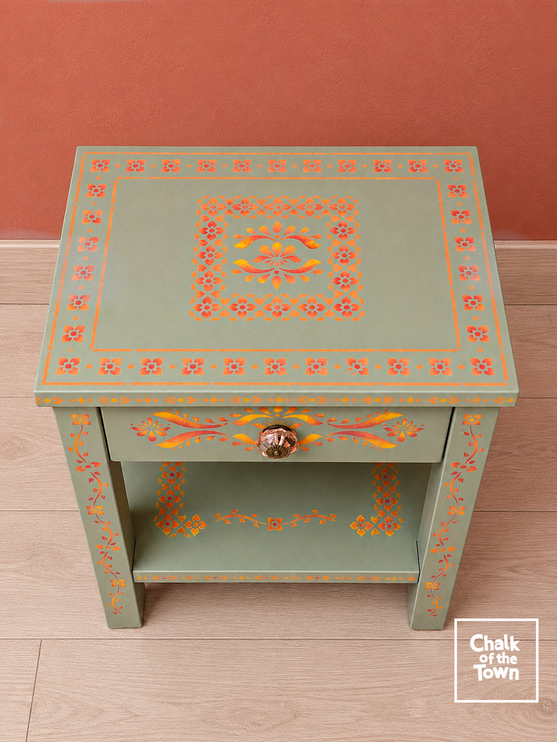 Boho chic κομοδίνο με διακόσμηση Stencil - Chalk Of The Townr® Creations