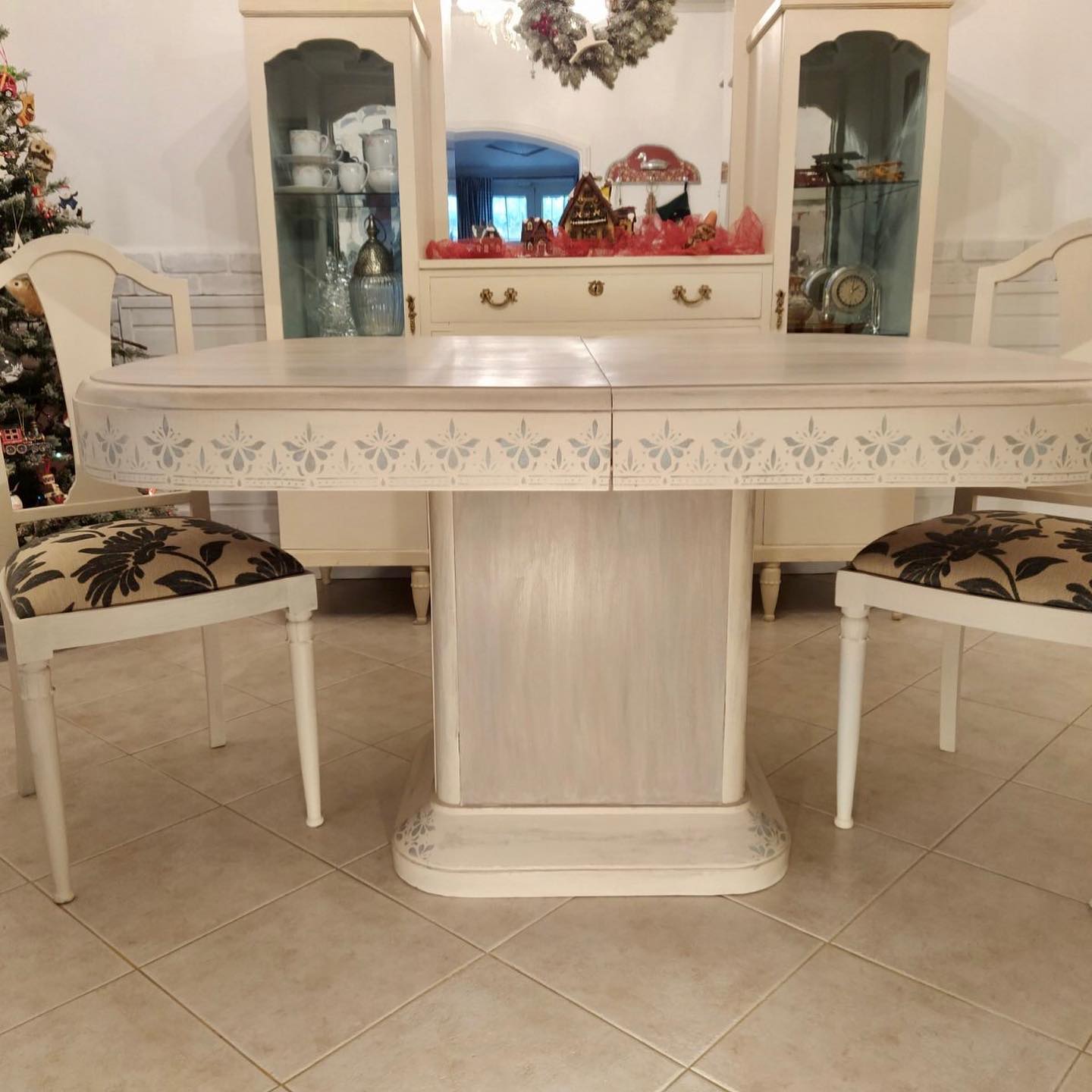 Valencia Lace - Chalk Of The Town Paint